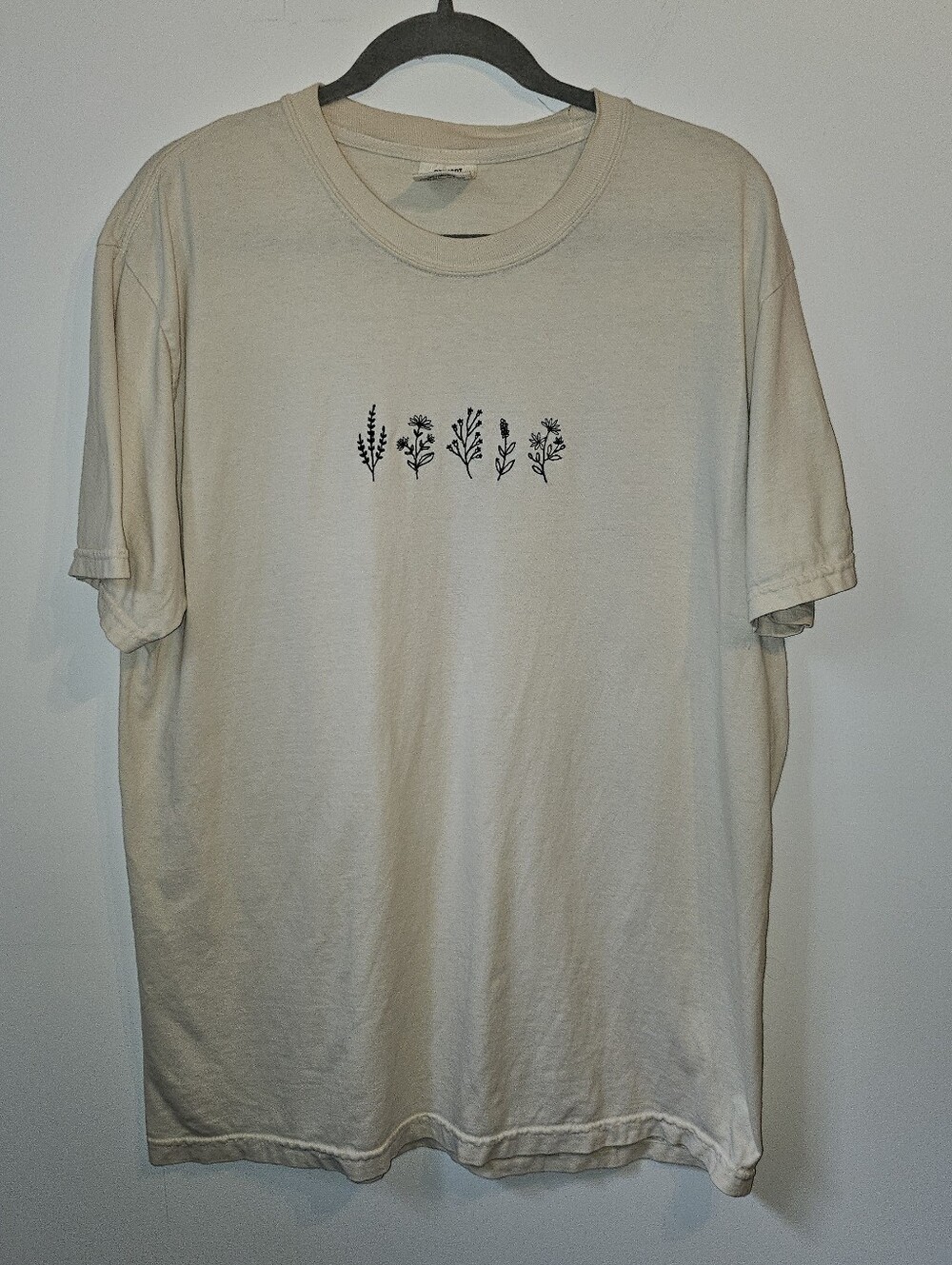 Comfort Colors Creme Embroidered Floral Casual Short Sleeve Tee Large